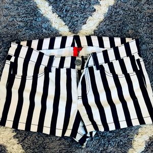 Insanely Trendy Striped b&w short